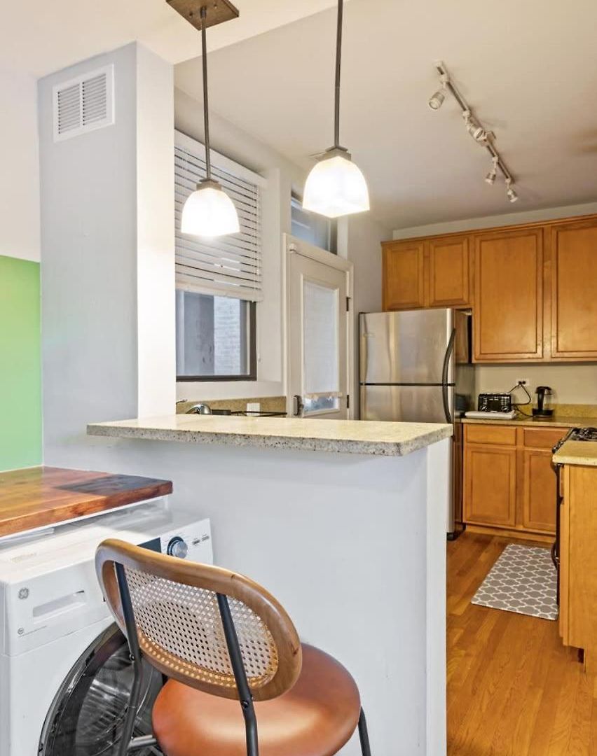 Designer 10 Min Walk To Wrigley Apartment *