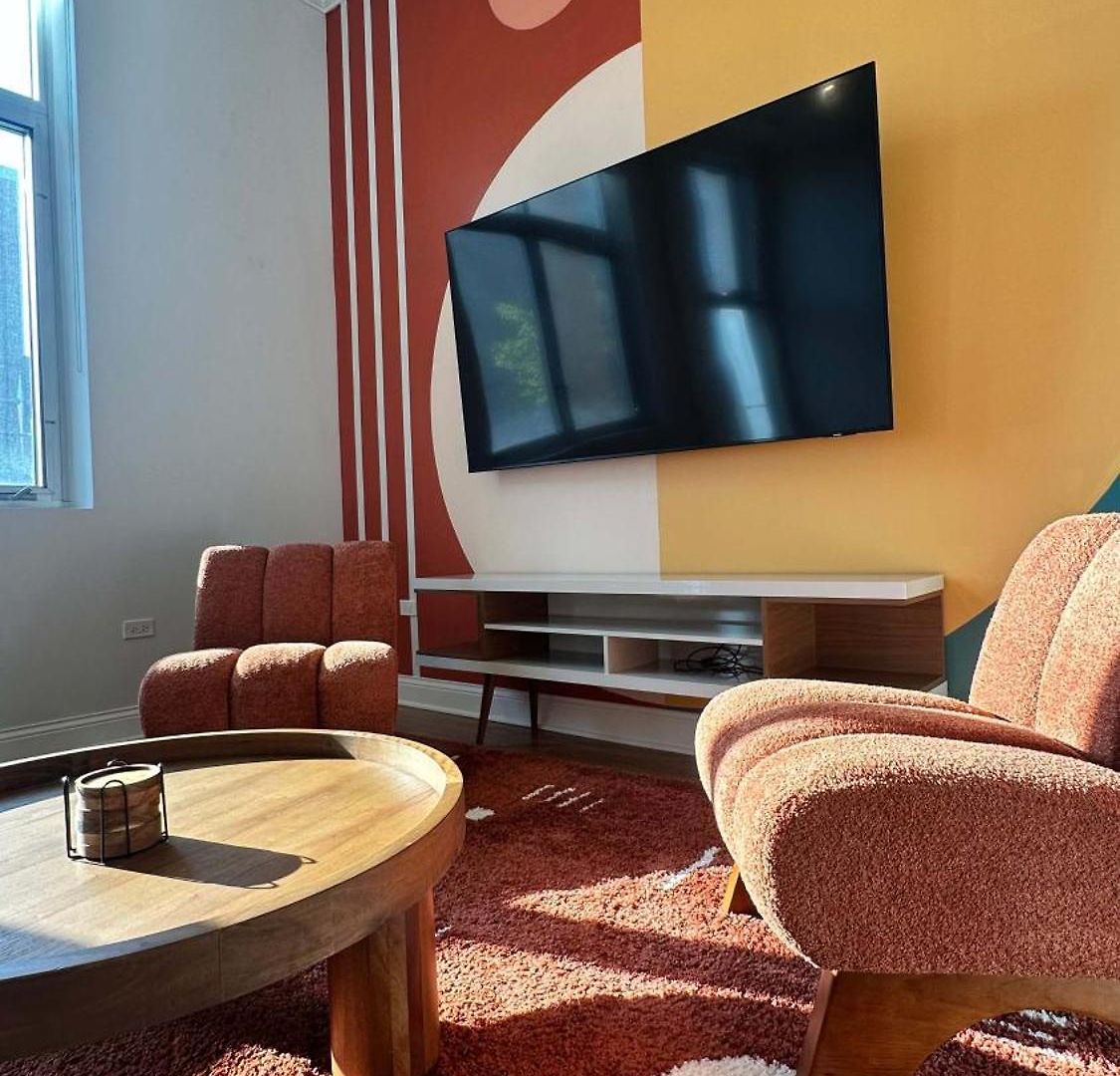 Chic 2 Bedroom 1 Parking Sleeps 6 *