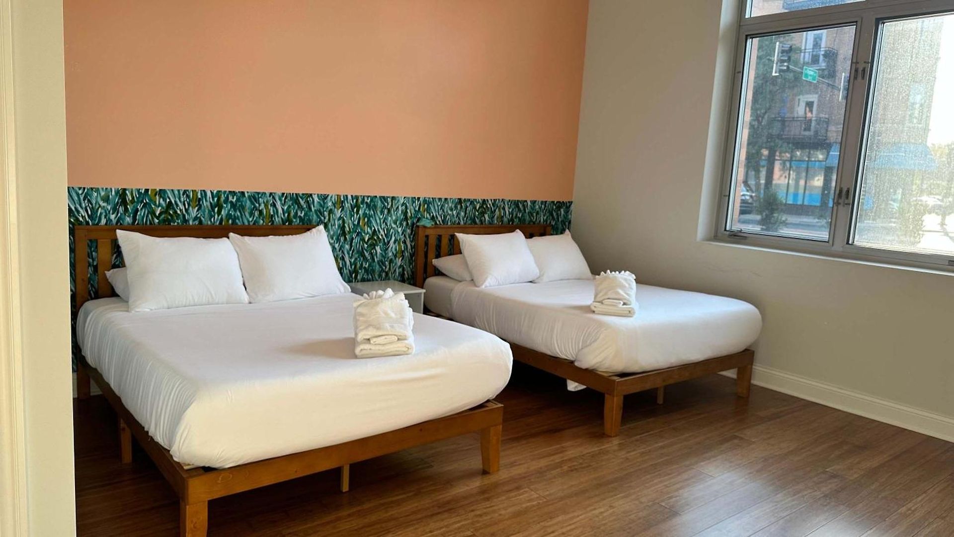 Chic 2 Bedroom 1 Parking Sleeps 6