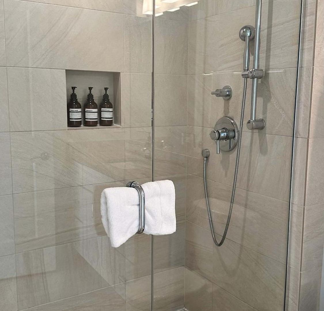 Chic 2 Bedroom 1 Parking Sleeps 6