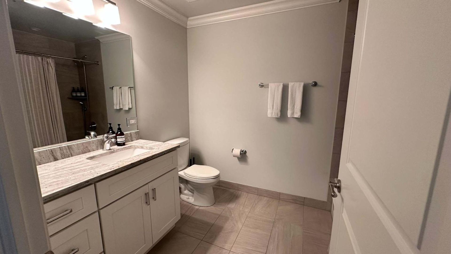 Chic 2 Bedroom 1 Parking Sleeps 6 Apartment Chicago