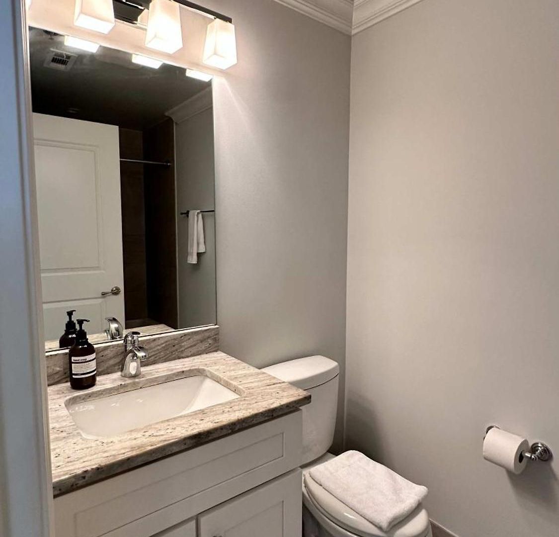 Apartment Cozy 1 Bedroom 1 Parking Sleeps 4 *