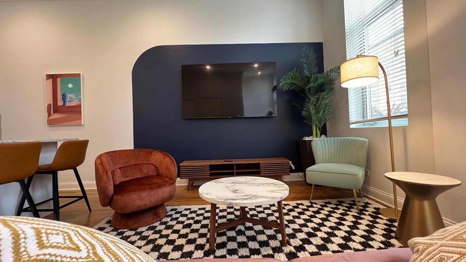 Chic 1 Bedroom W Parking Apartment
