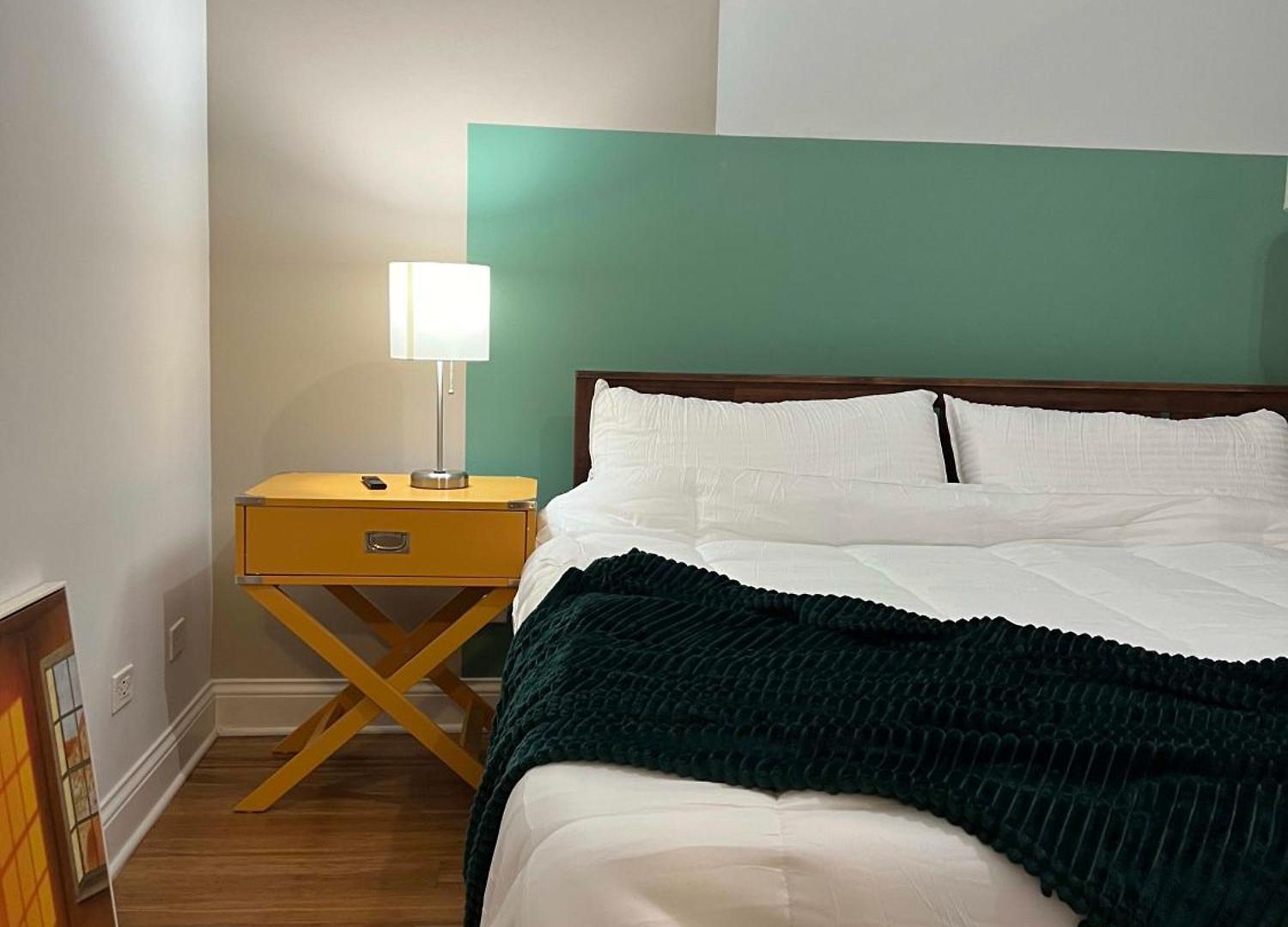 Chic 1 Bedroom W Parking Apartment