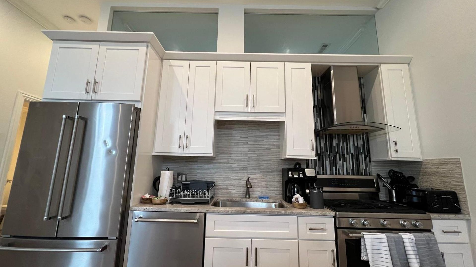 Chic 1 Bedroom W Parking Apartment