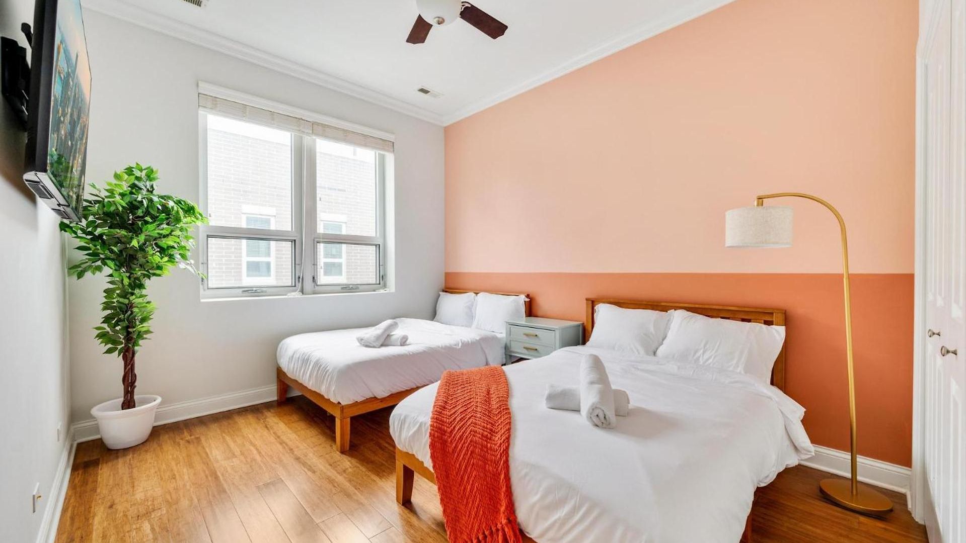 Apartment Gym Garage Parking Balcony Sleeps 6 *