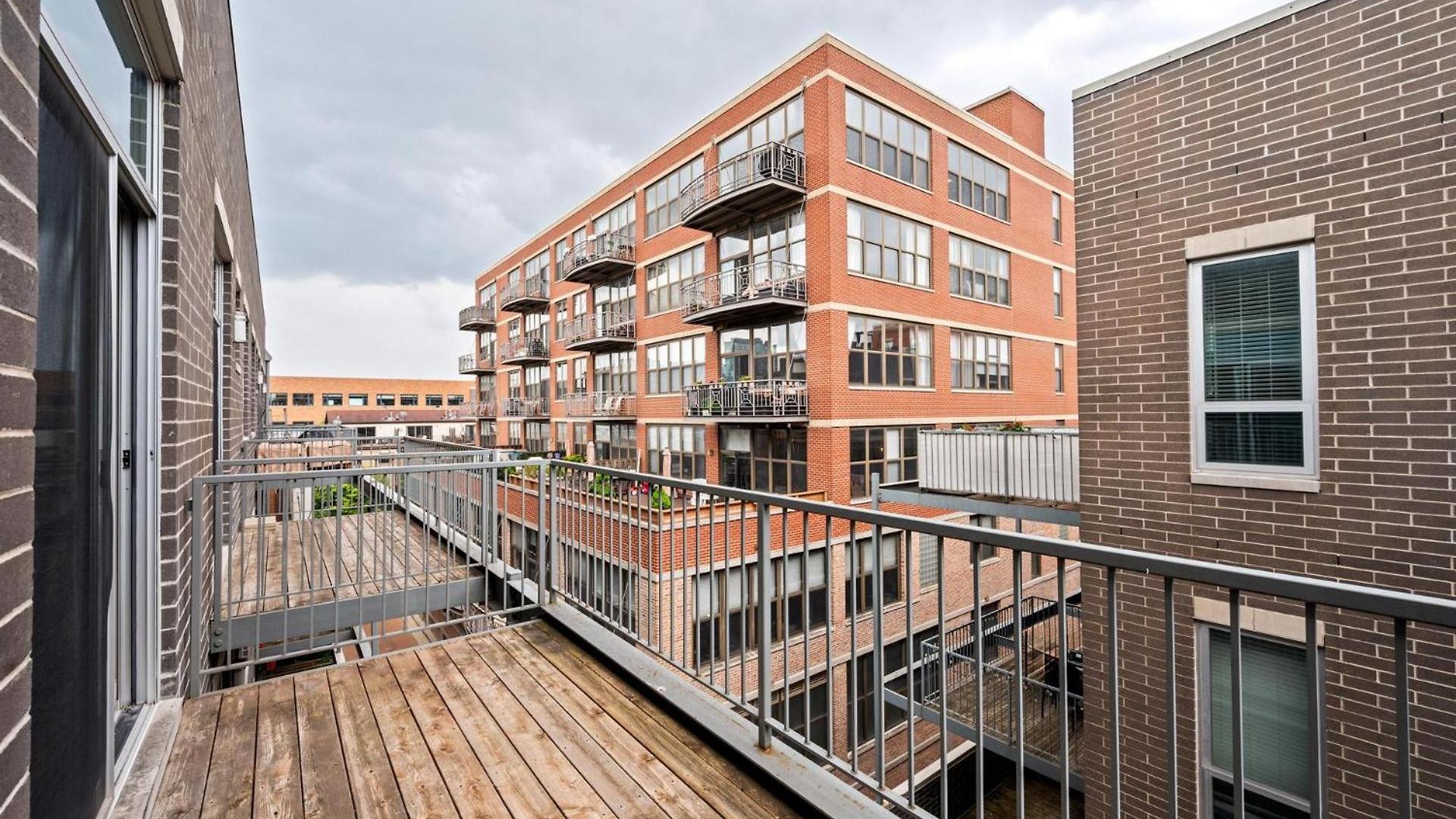 Apartment Gym Garage Parking Balcony Sleeps 6 Chicago