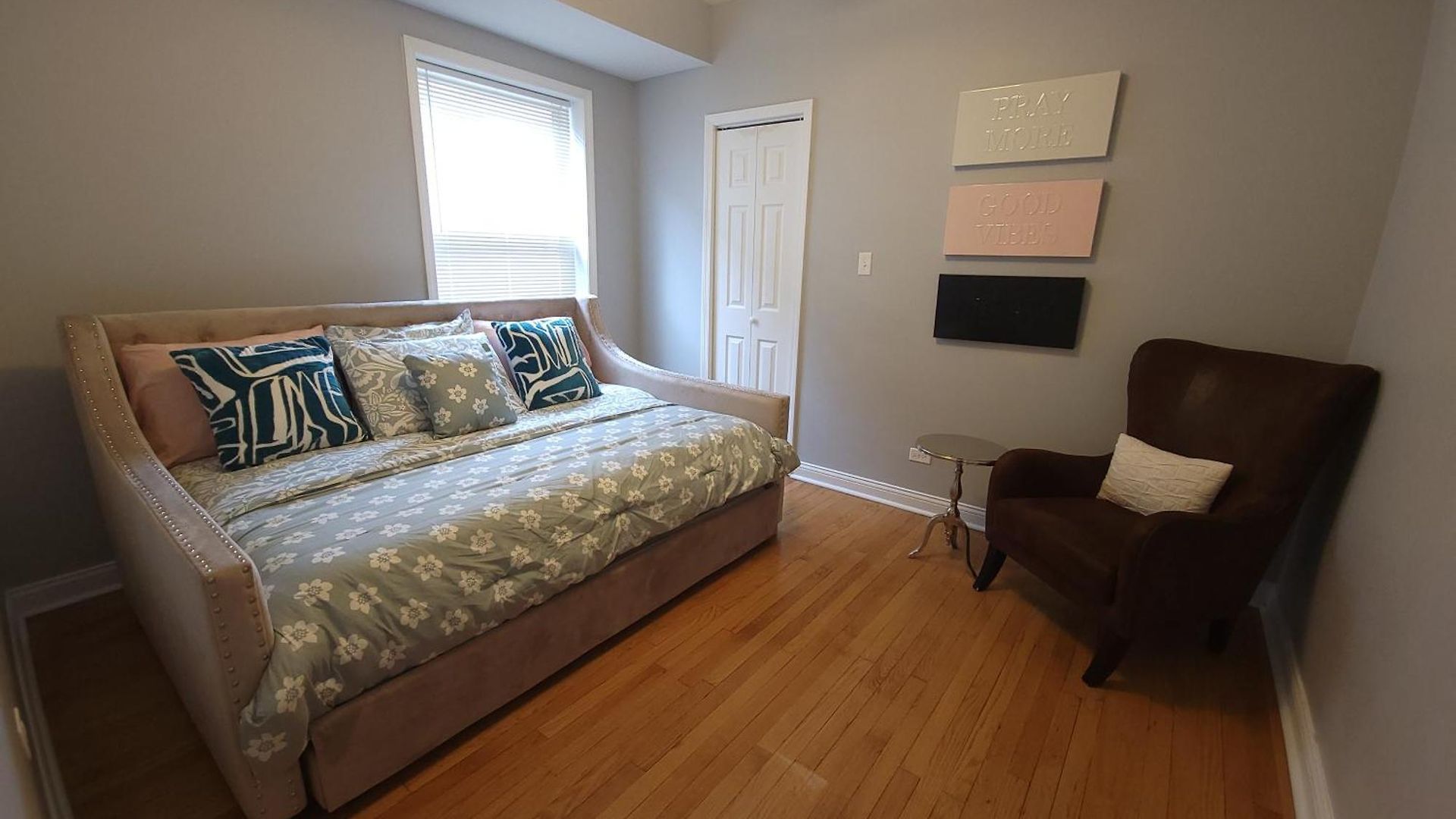 Apartment Beautiful Big 3 Bedroom Quiet Near Downtown