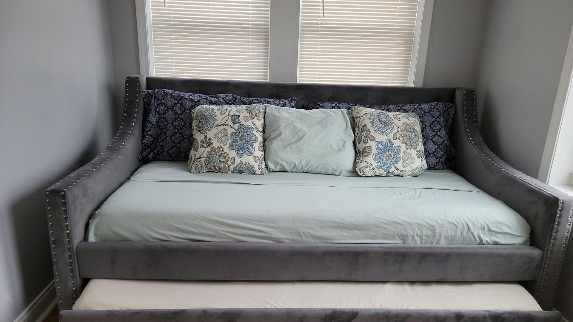 Beautiful Big 3 Bedroom Quiet Near Downtown Apartment *