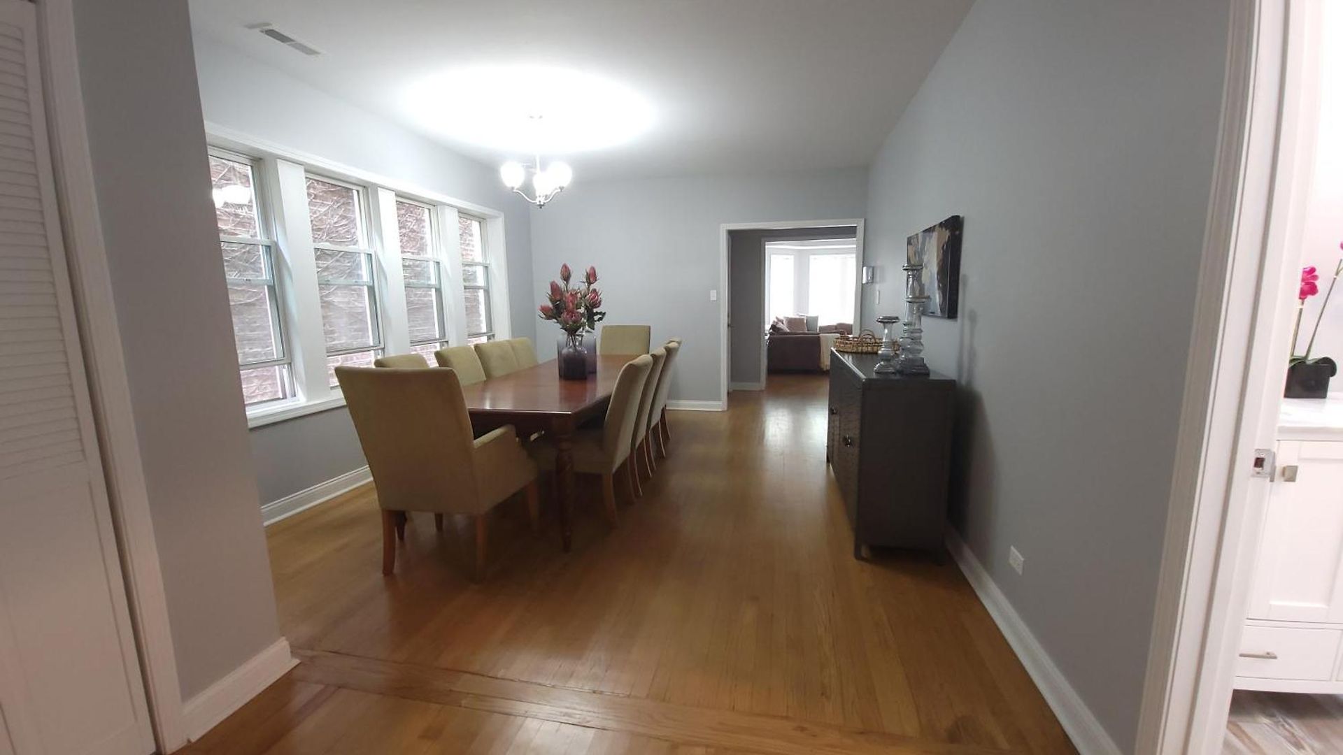 Beautiful Big 3 Bedroom Quiet Near Downtown Apartment *