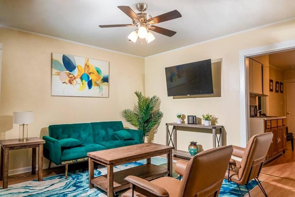 Exquisite Rogers Park 1 Bedroom, 1 Bath Near Evanston *