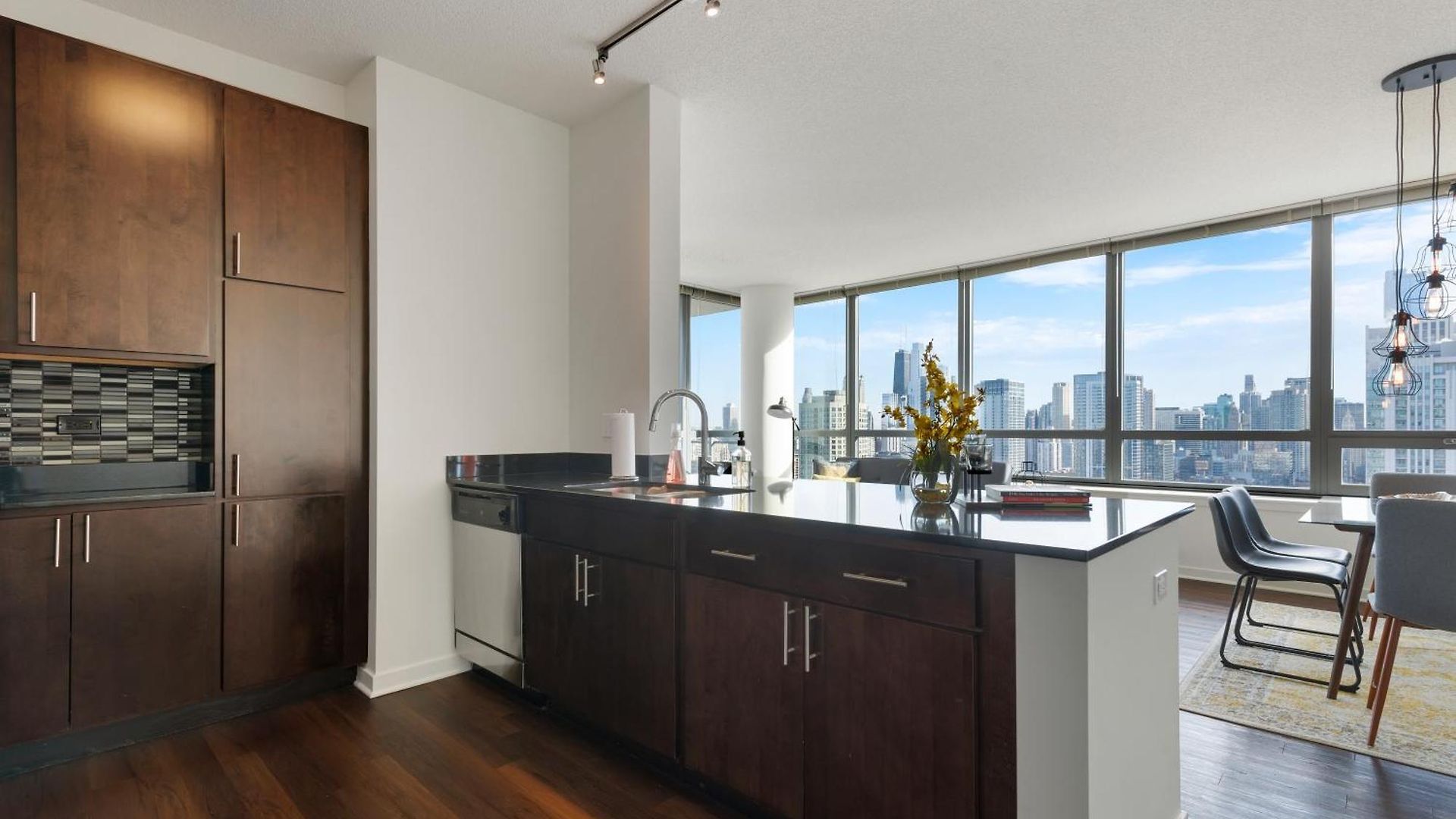 K2 Sky High With Stunning Views In West Loop *
