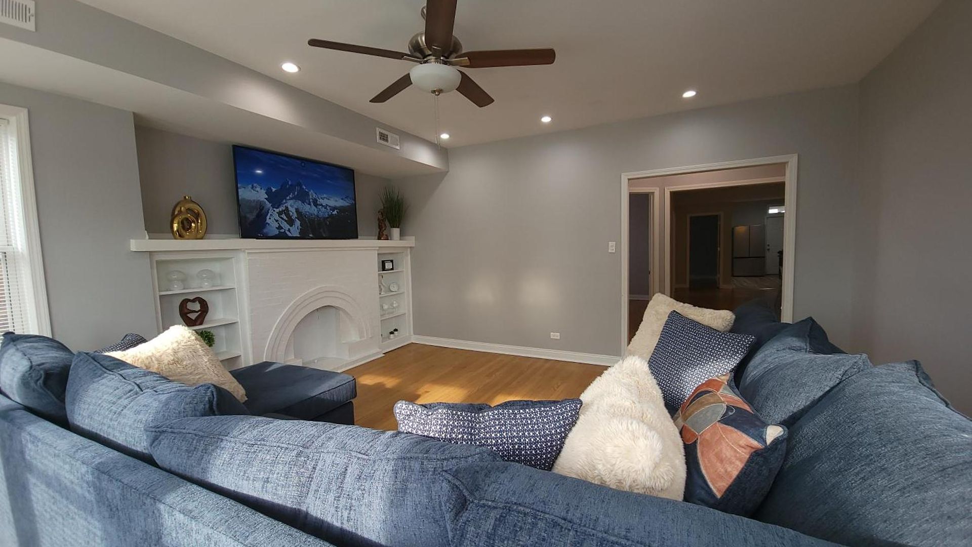 Beautiful Big 3 Bedroom Quiet Near Downtown Apartment *