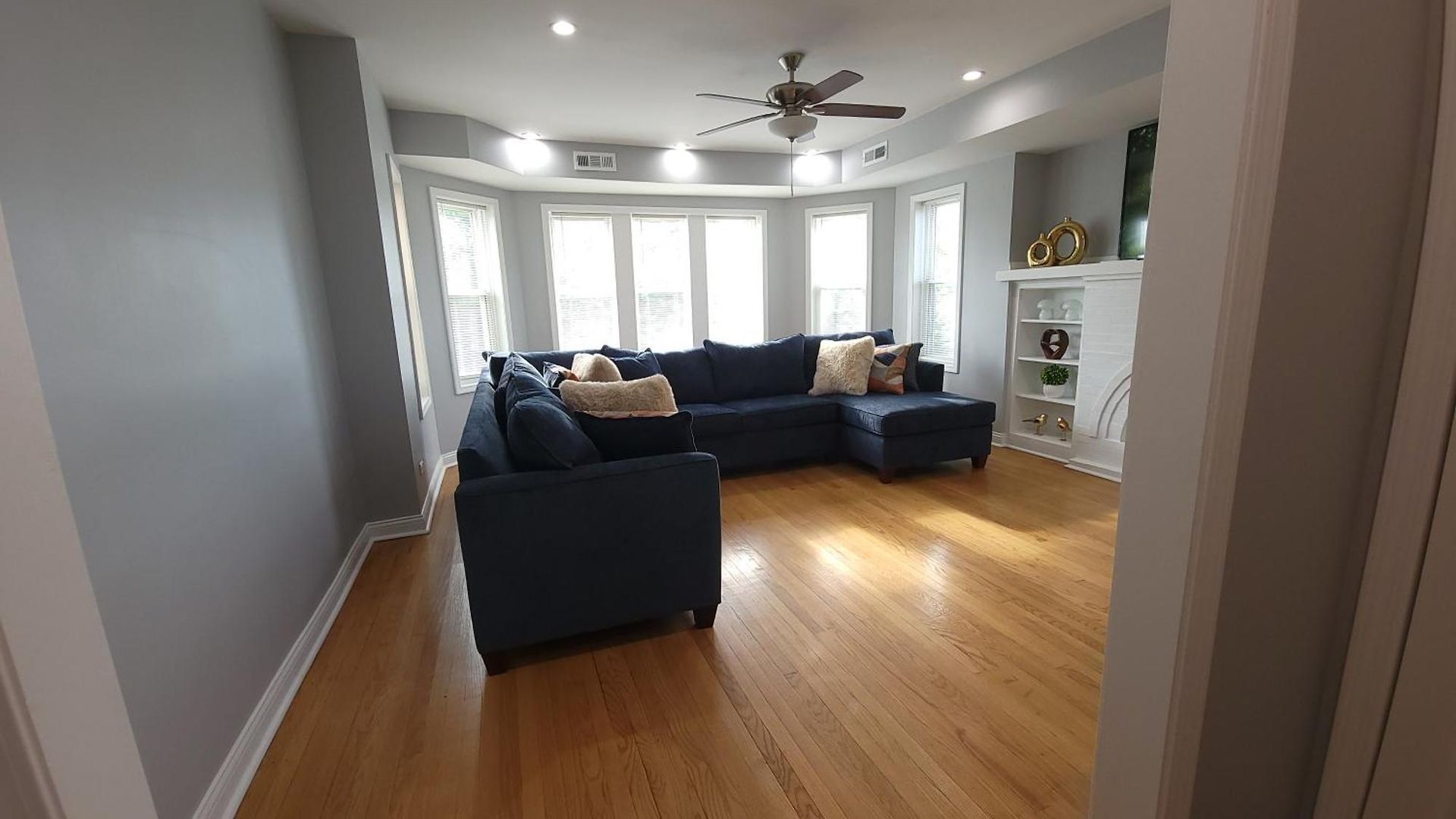 Beautiful Big 3 Bedroom Quiet Near Downtown Chicago