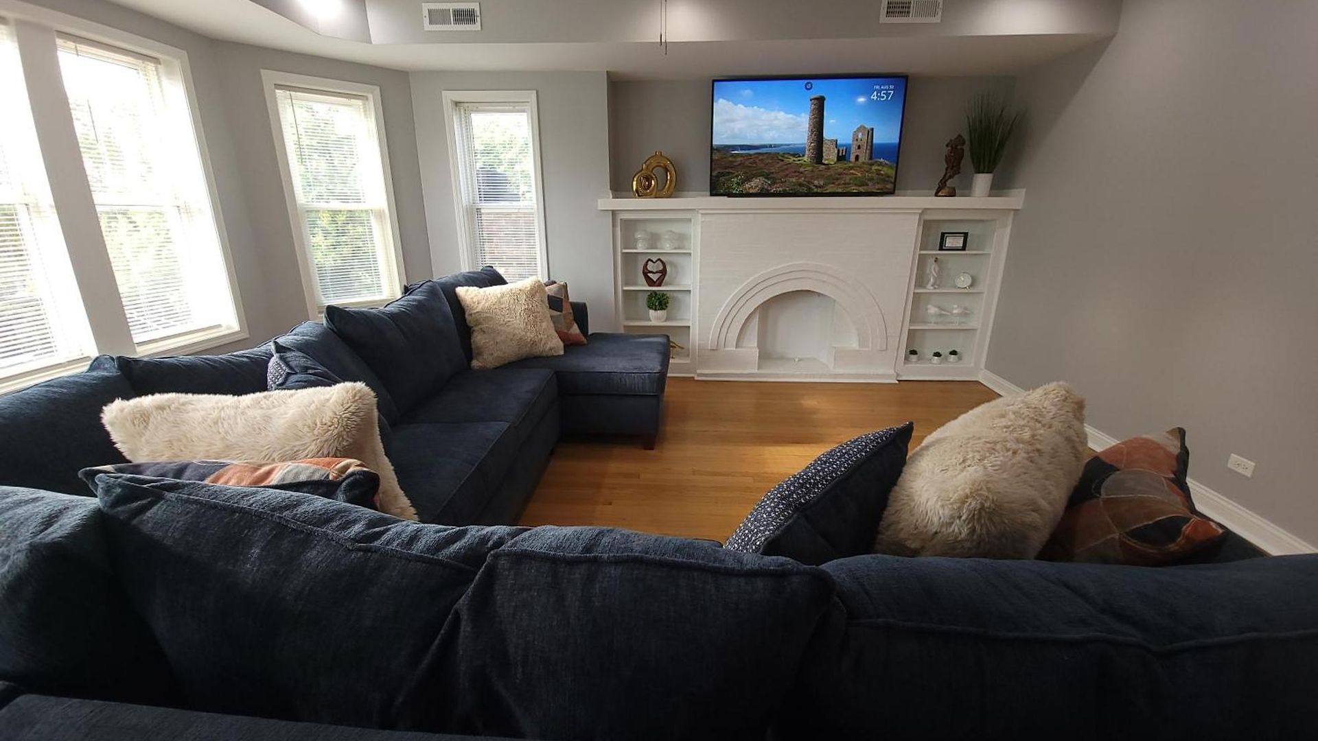 Beautiful Big 3 Bedroom Quiet Near Downtown Apartment *