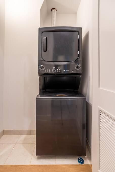Large 2-bedroom With Huge Roof Deck View Of Skyline Apartment