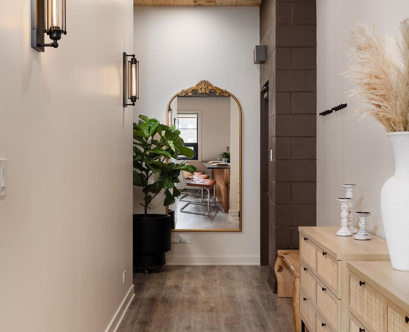 Pulaski Point Apartment *