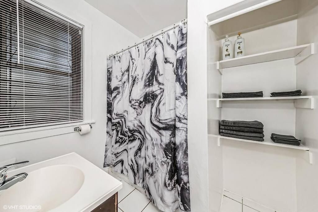 2 Bedroom Near U Campus & The Lakefront! Apartment *