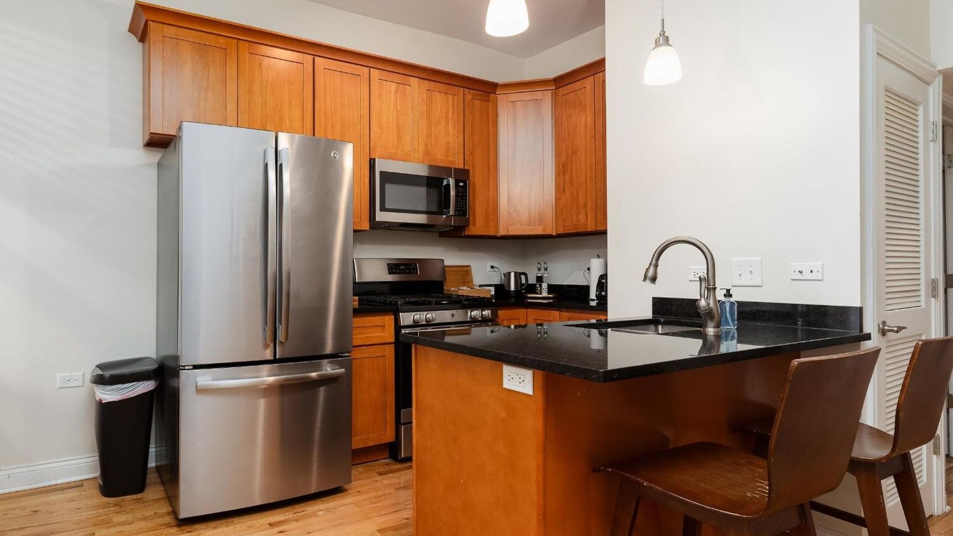 Wicker Park 2br Modern Dv3 *