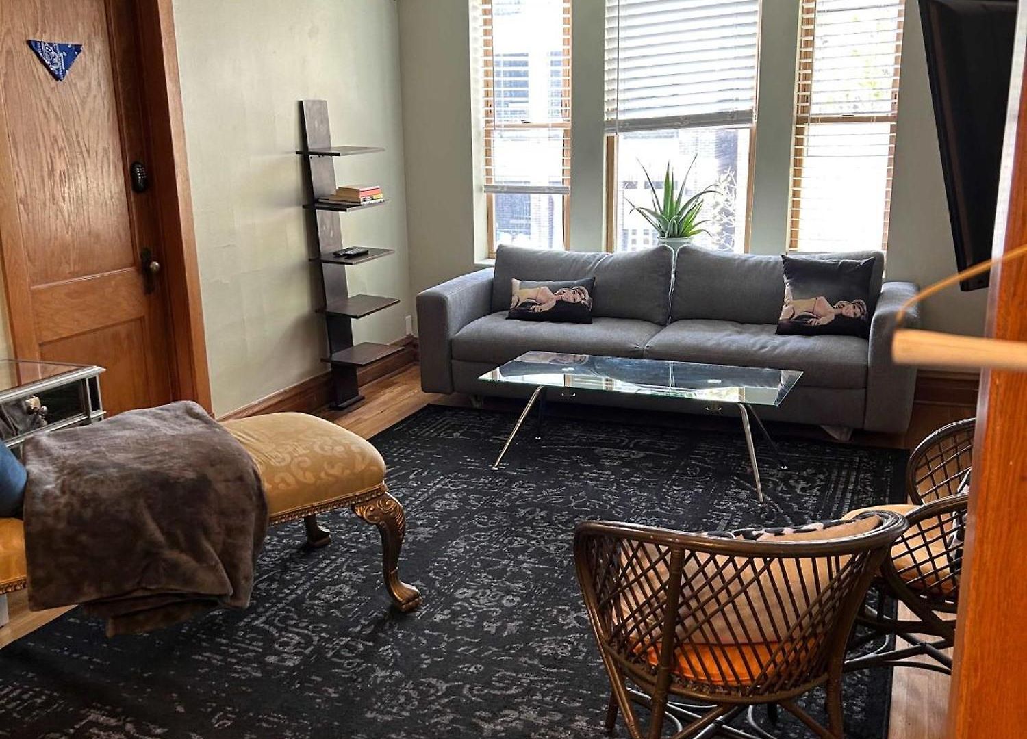 Private With Shared Bathrooms * Chicago