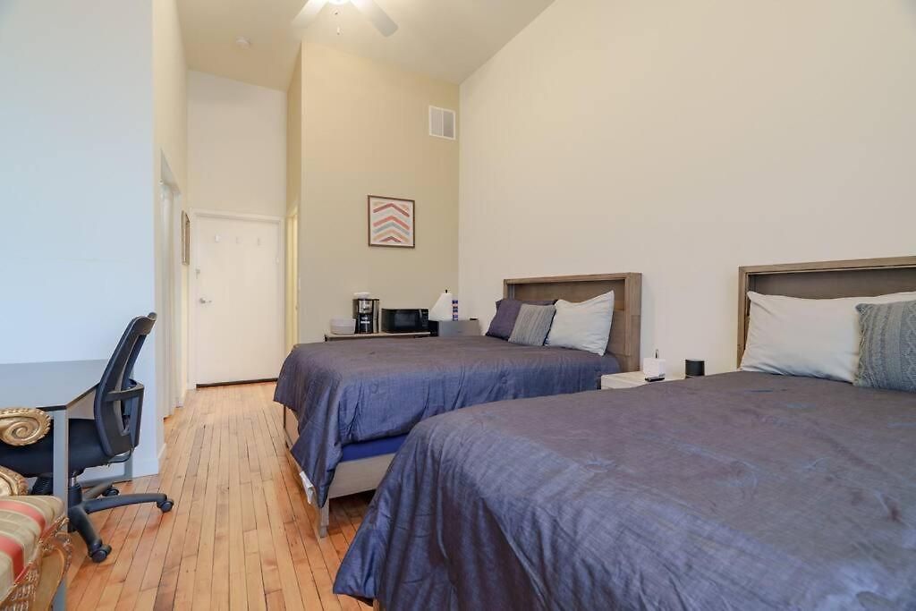 Prime Wicker Park Close To Shops & Dining Apartment