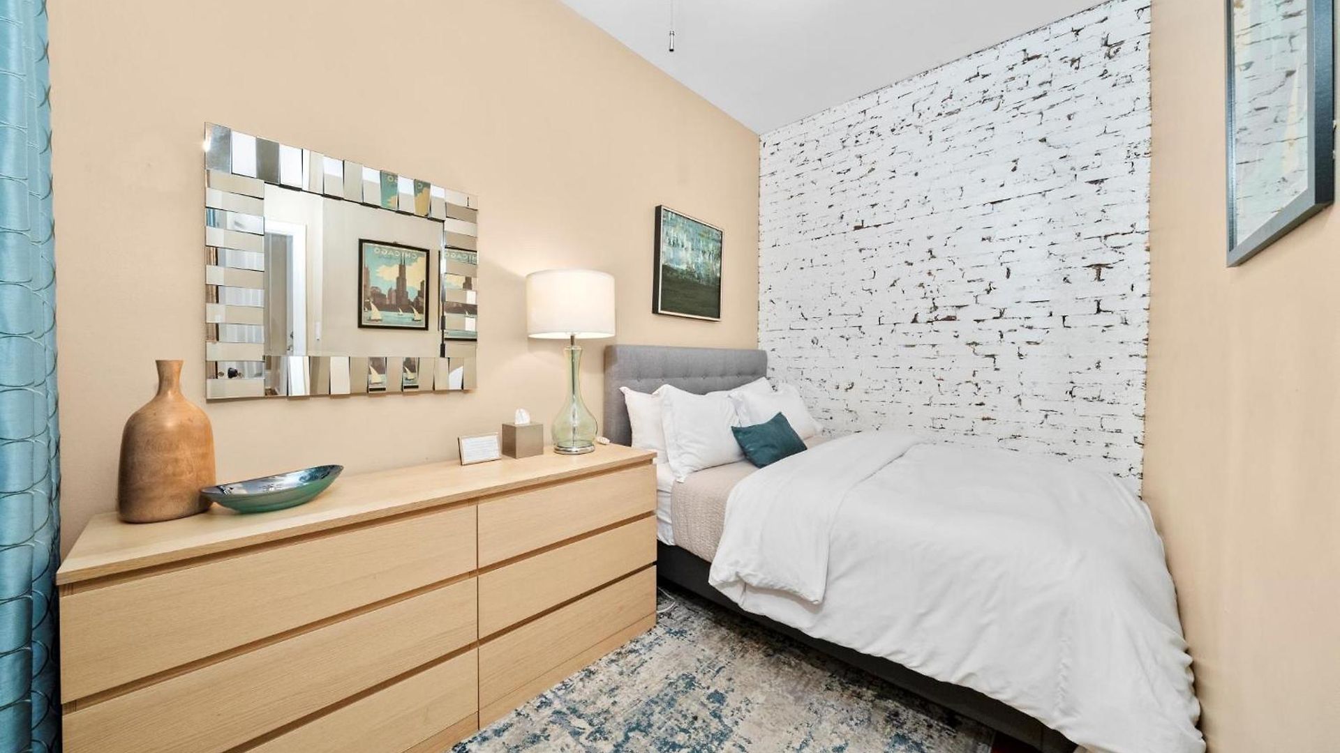 Apartment 2f Chicago's Little Italy Near West Loop & Downtown Chicago