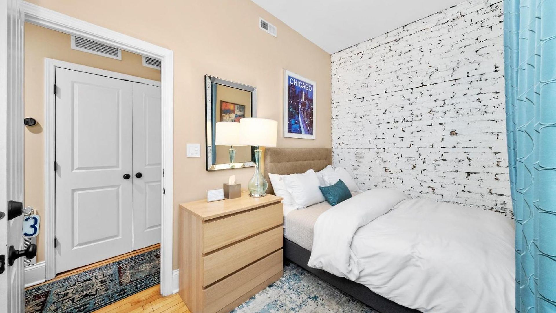 Apartment 2f Chicago's Little Italy Near West Loop & Downtown Chicago