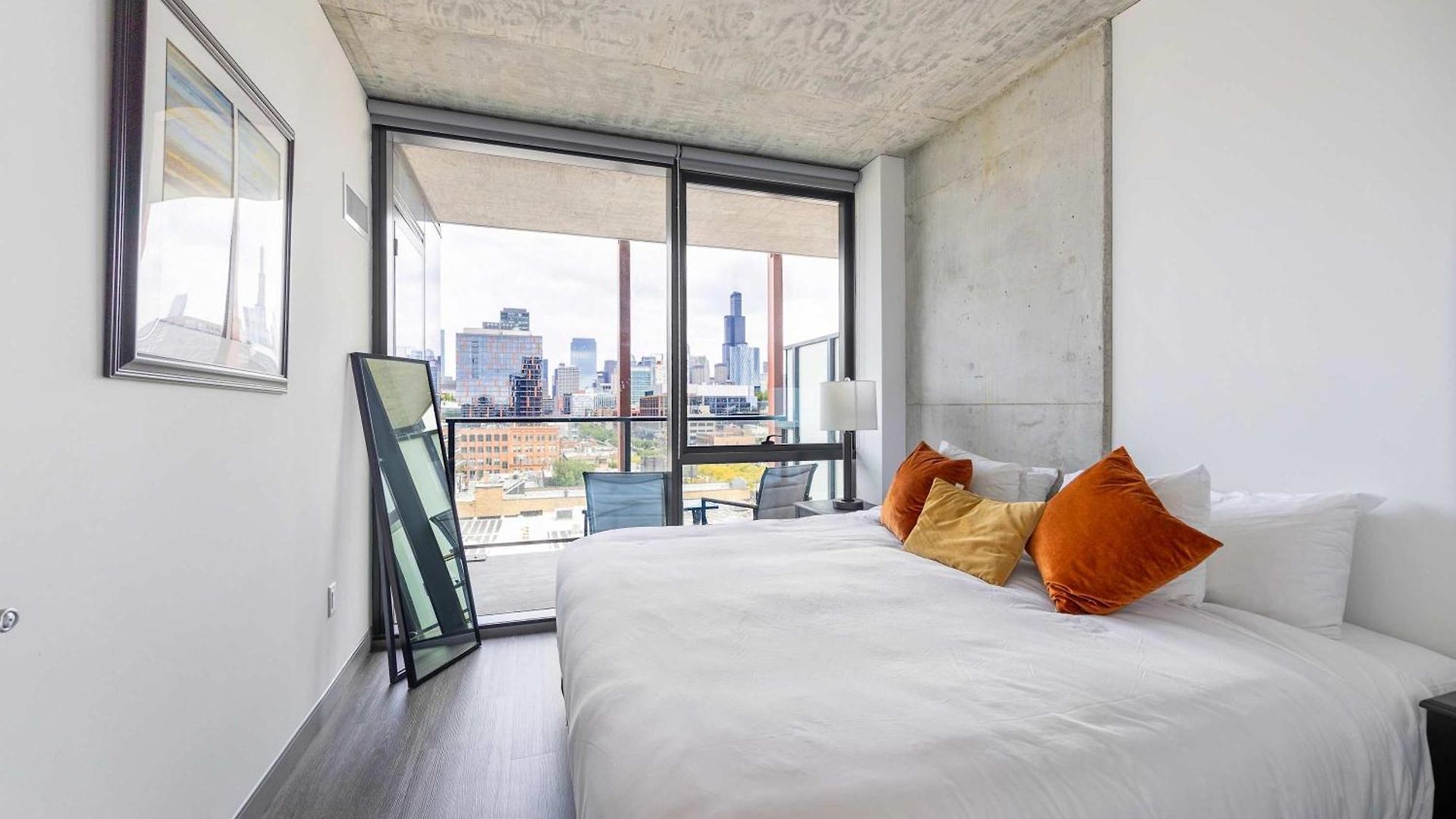 Sophisticated 3br - New Modern And Luxurious
