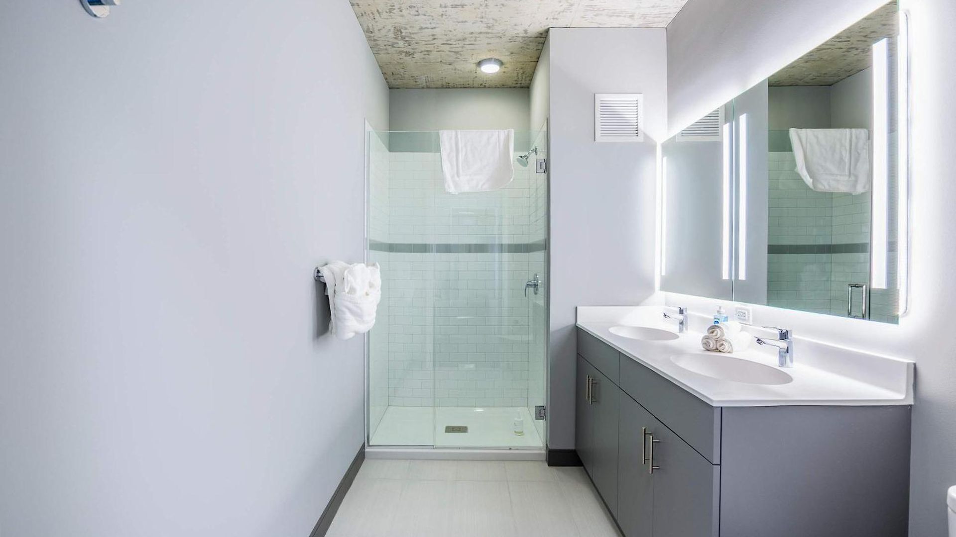 Freshly Minted 2br - Elegance & Comfort In Apartment *