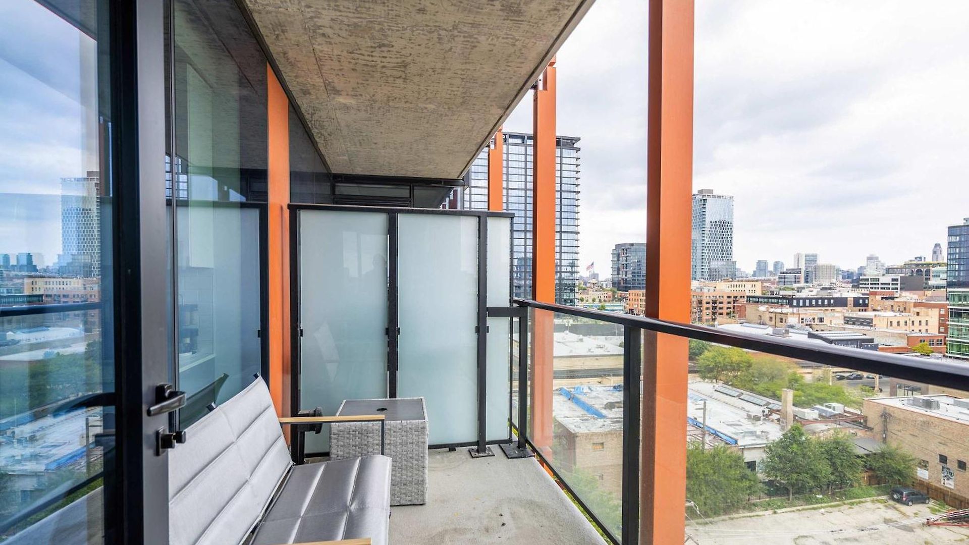 Apartment Freshly Minted 2br - Elegance & Comfort In