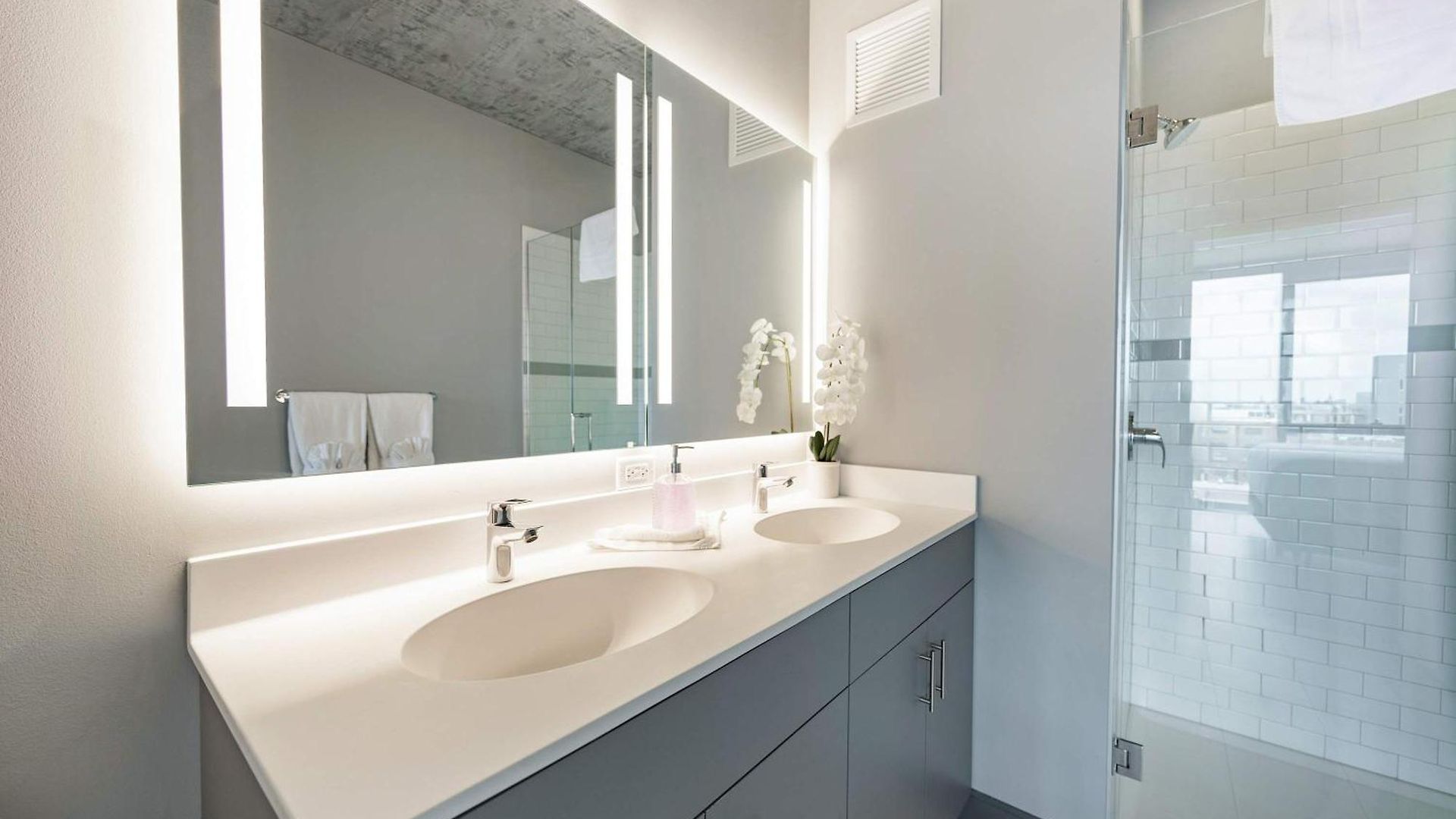 Sophisticated 3br - New Modern And Luxurious