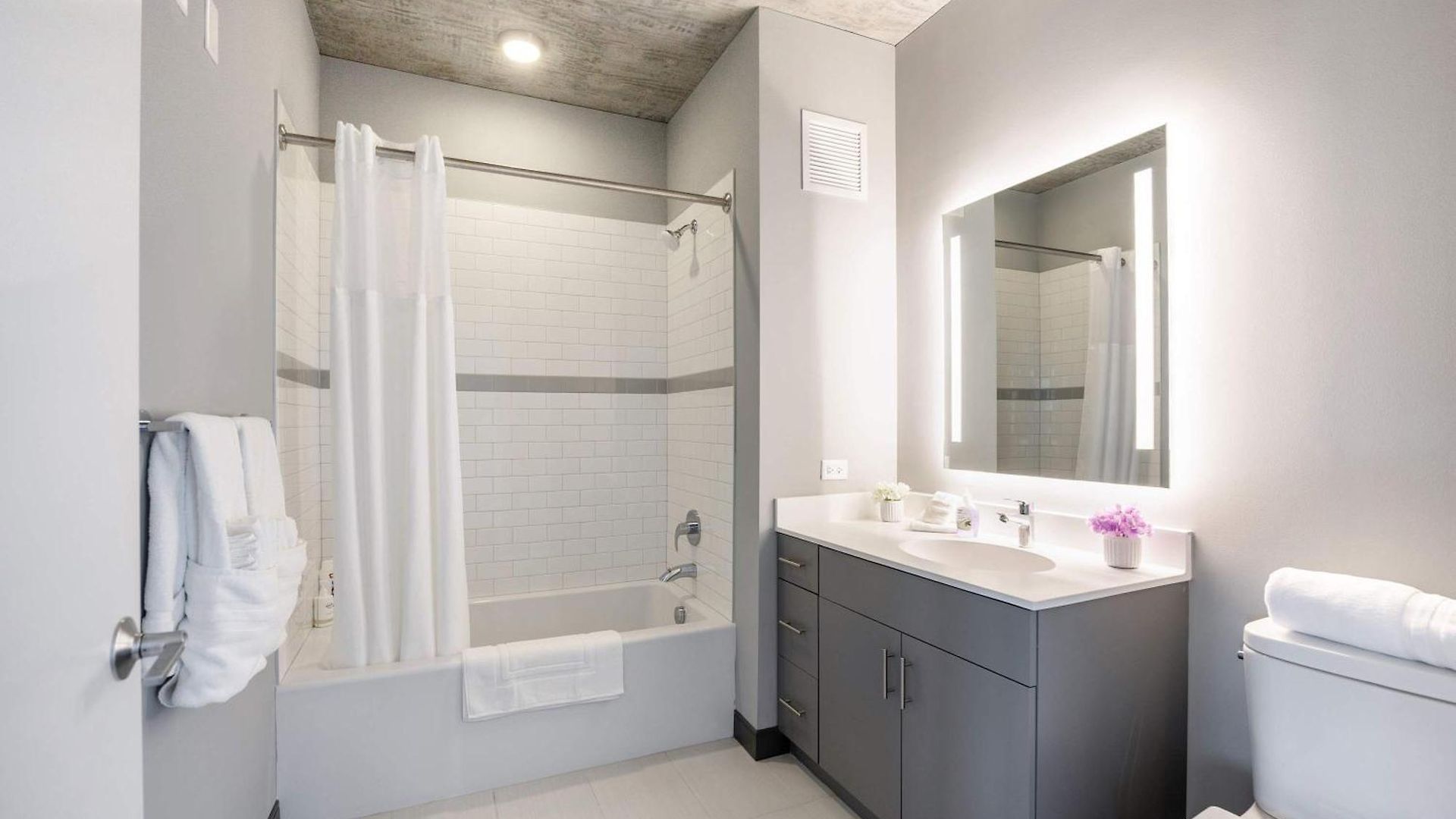 Sophisticated 3br - New Modern And Luxurious *