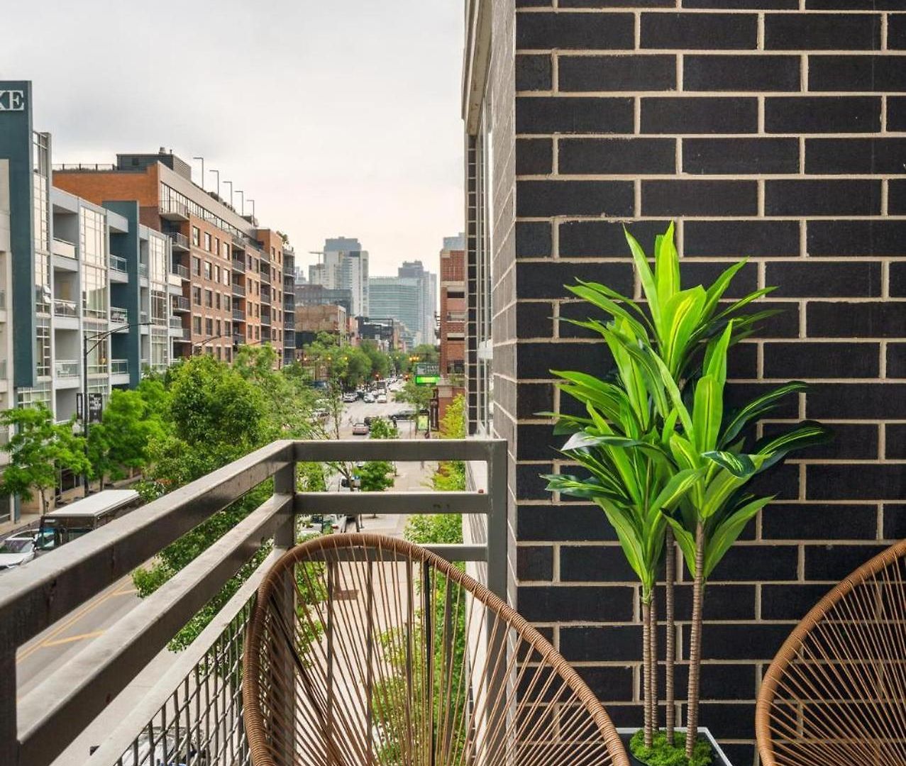 Apartment Balcony Gym 1 Garage Parking Sleeps 12 *