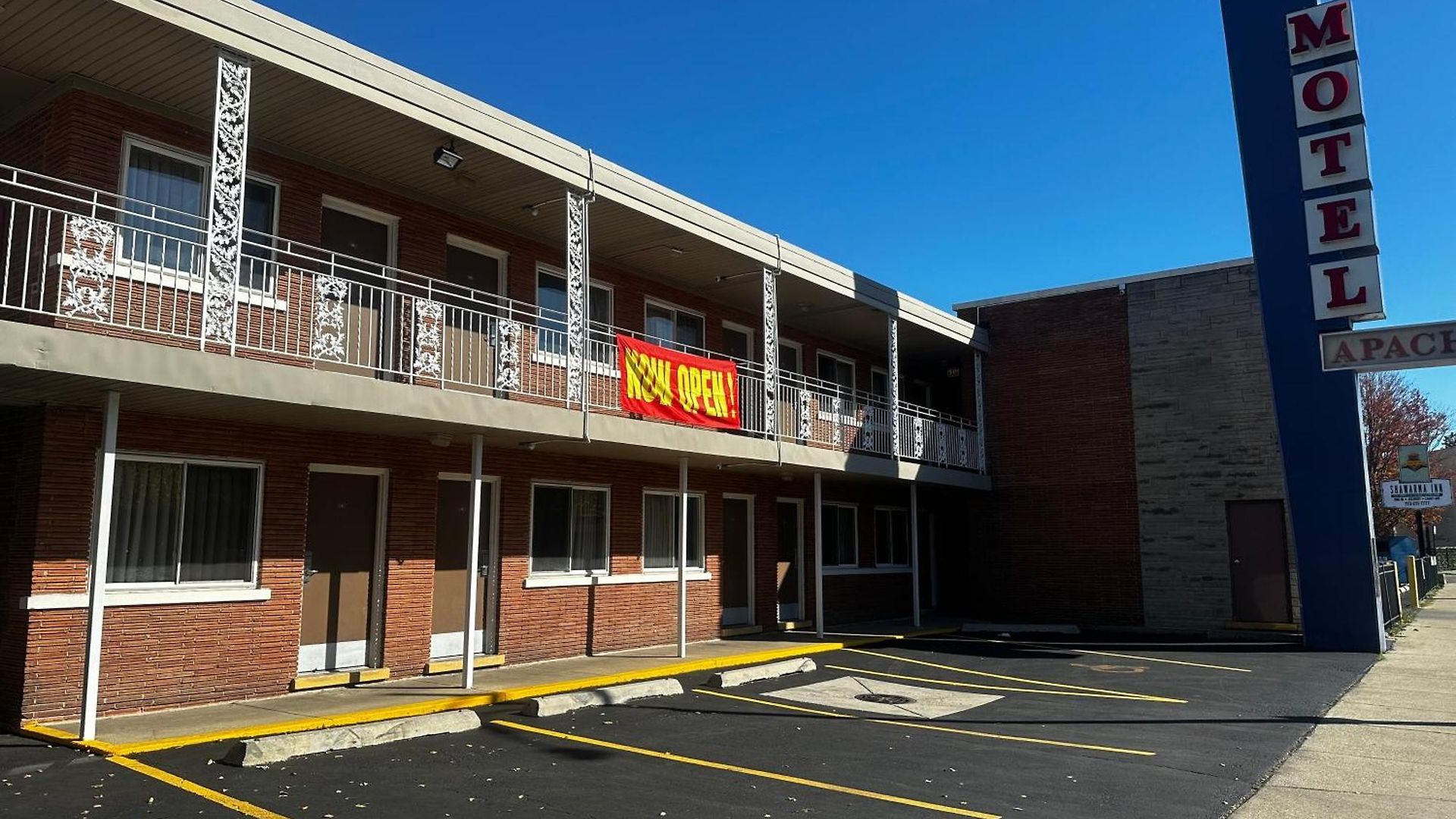 Apache Hotel *