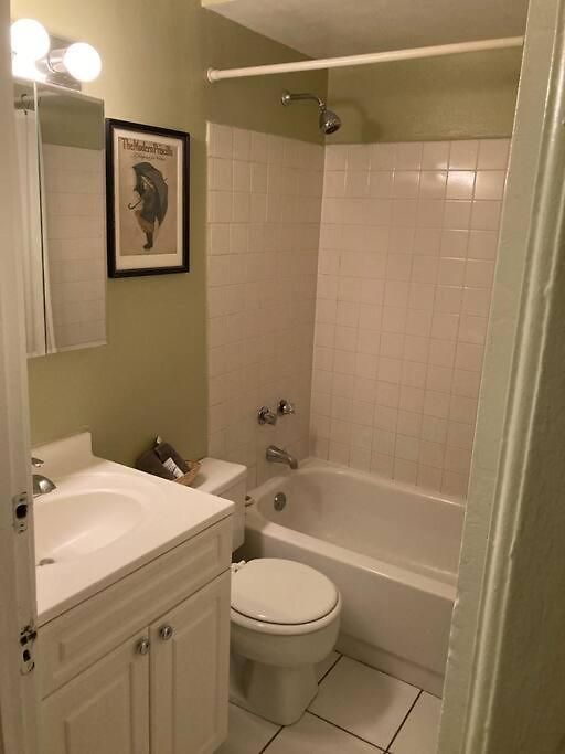 Private With Full Size Bed In Lakeview - 3c