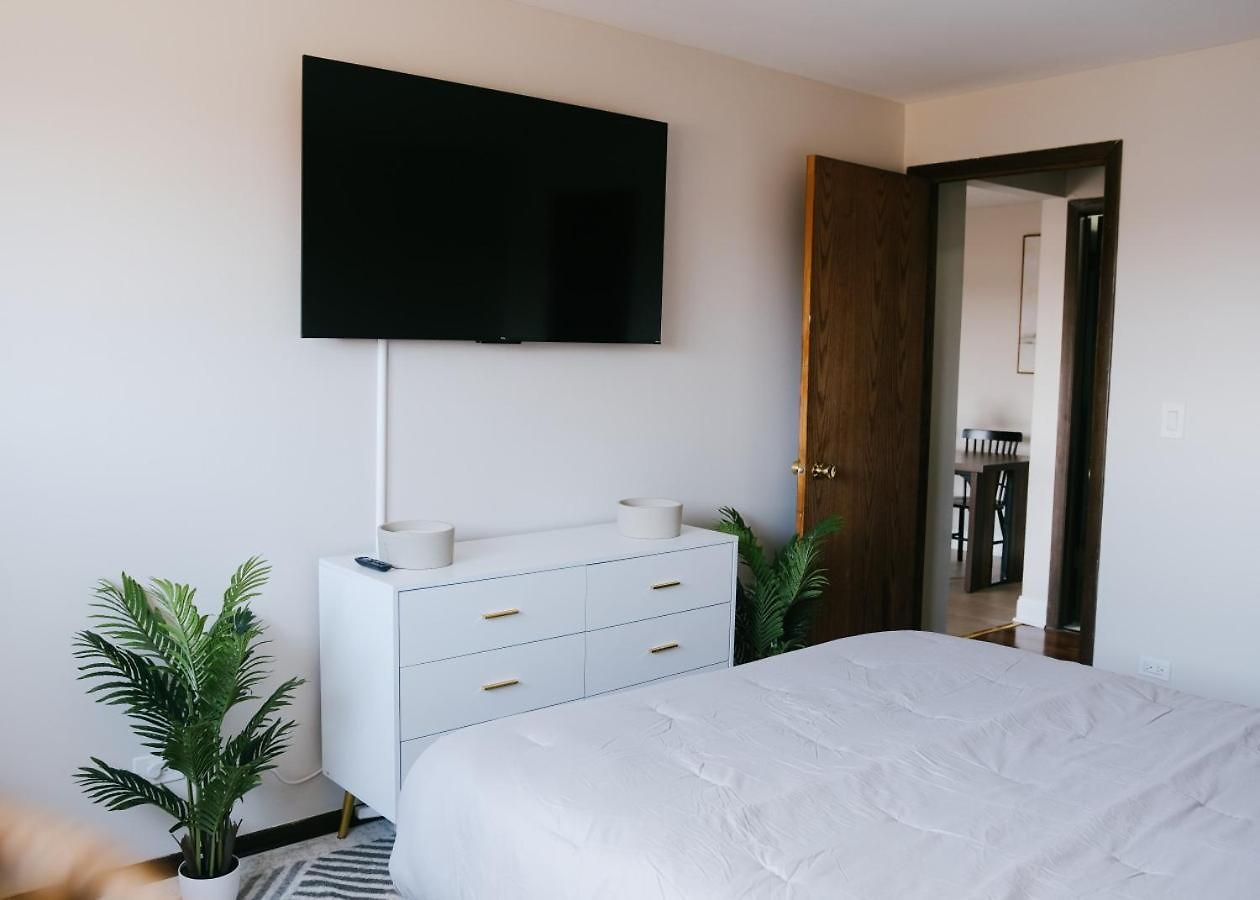 Near O'hare • Personal Gym & Balcony • Safe Area Apartment
