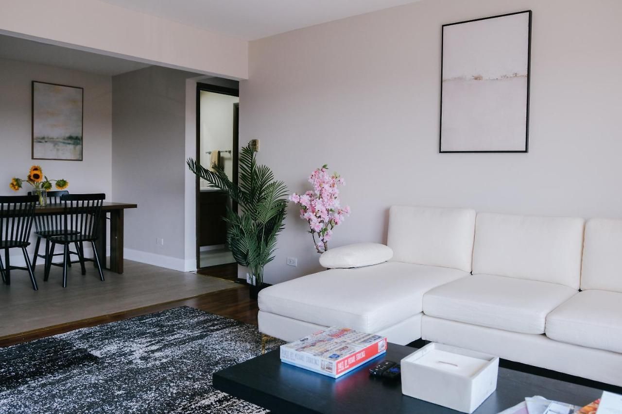 Apartment Near O'hare • Personal Gym & Balcony • Safe Area