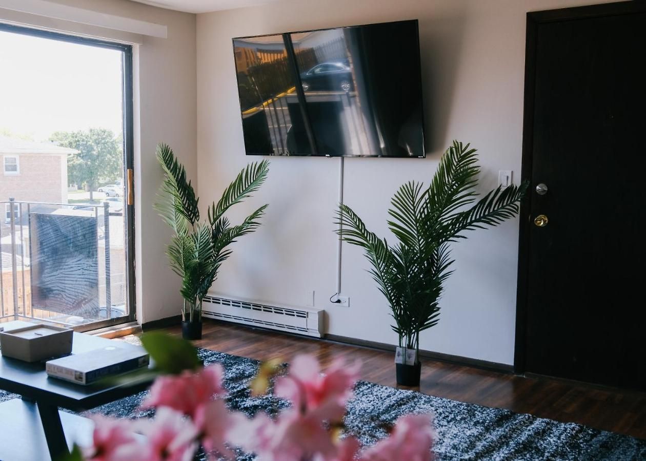 Apartment Near O'hare • Personal Gym & Balcony • Safe Area Chicago