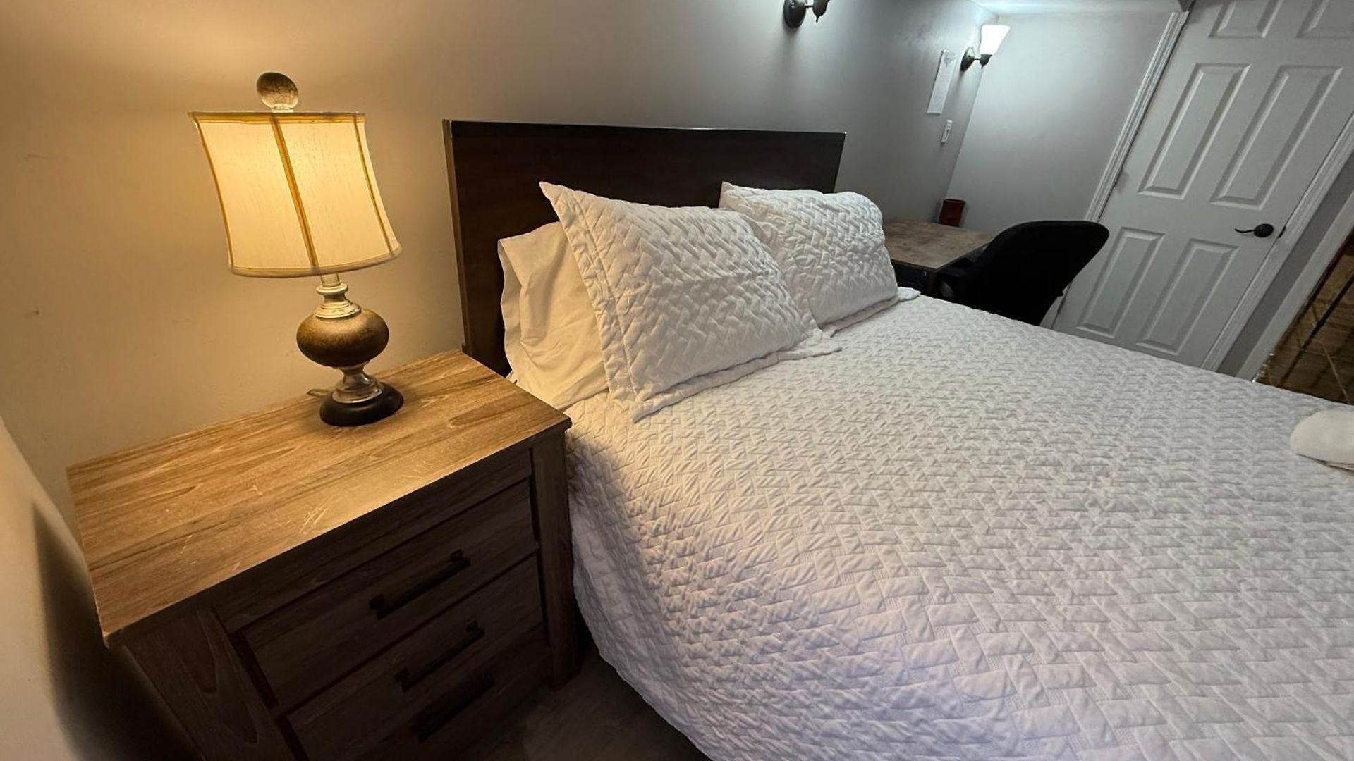 Close To Downtown - Free Parking Homestay *