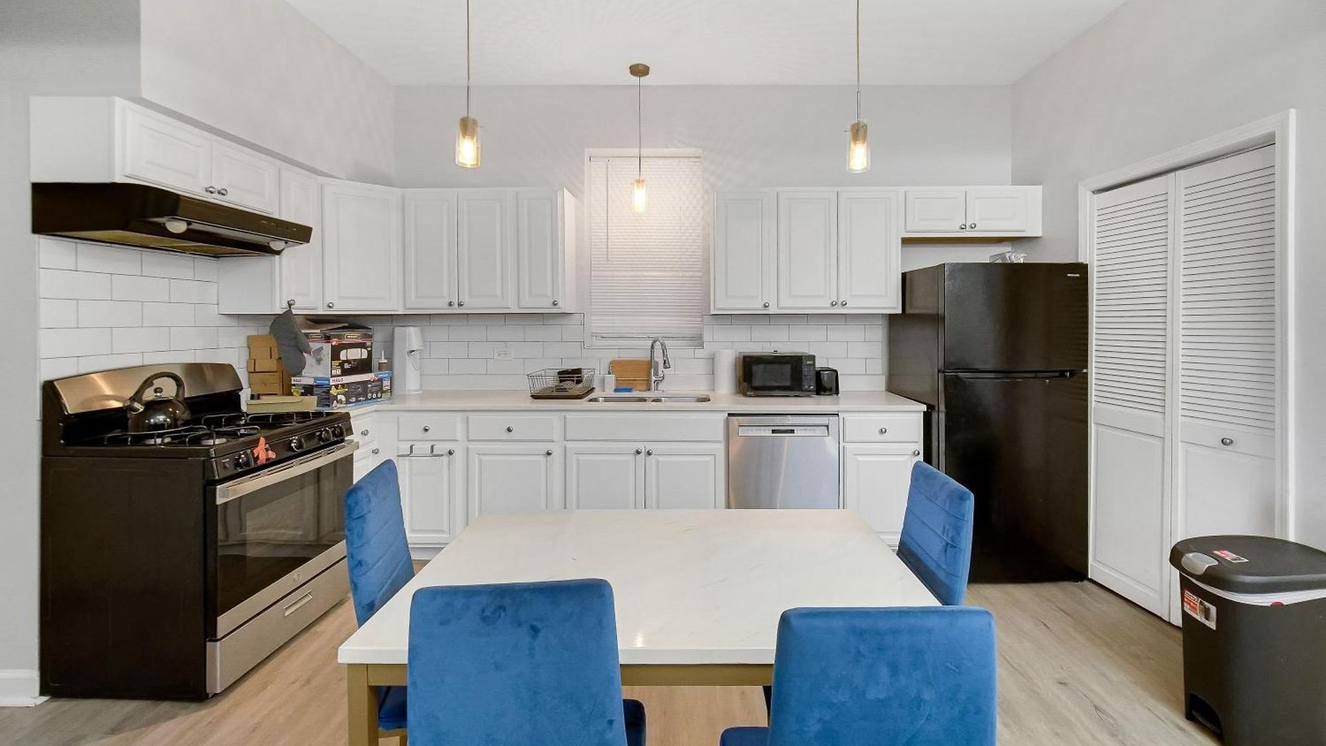 Heart Of 4 Bedroom Apartment Chicago