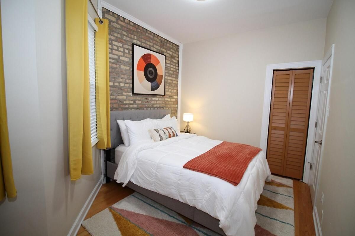 Queen Beds, Long Stay, Garage Parking, Near Train * Chicago
