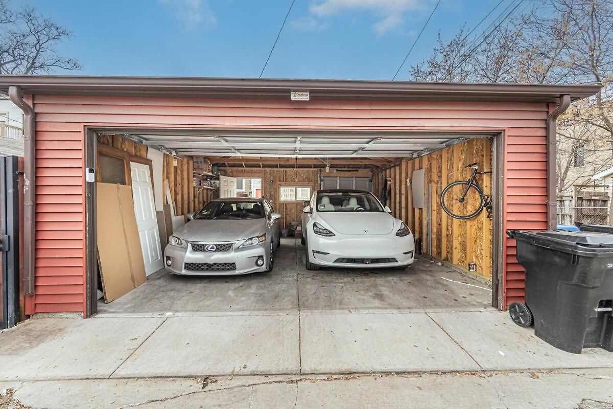 Queen Beds, Long Stay, Garage Parking, Near Train Apartment *