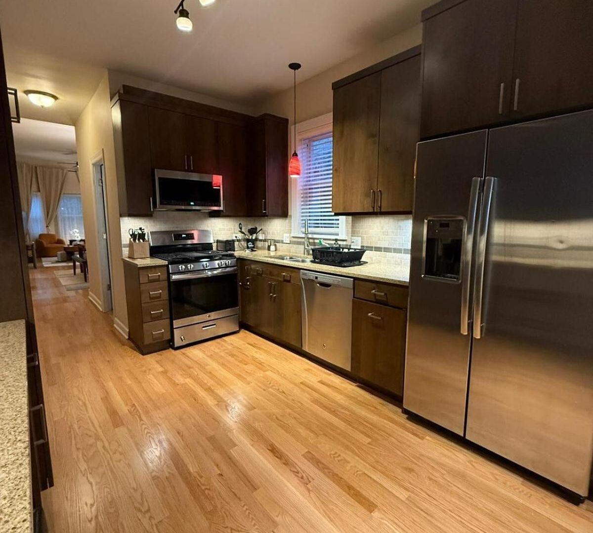 Queen Beds, Long Stay, Garage Parking, Near Train