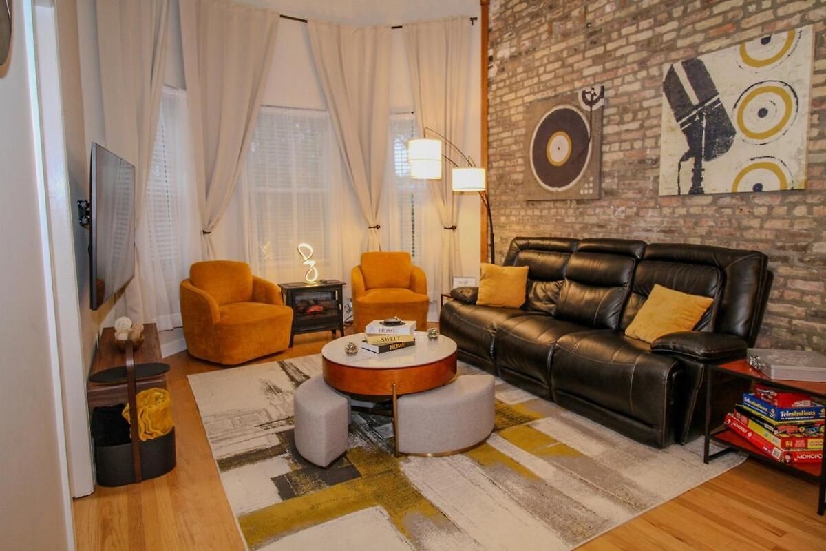 Apartment Queen Beds, Long Stay, Garage Parking, Near Train *