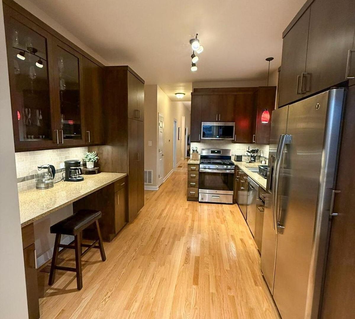 Queen Beds, Long Stay, Garage Parking, Near Train Apartment