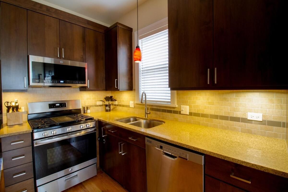 Queen Beds, Long Stay, Garage Parking, Near Train *