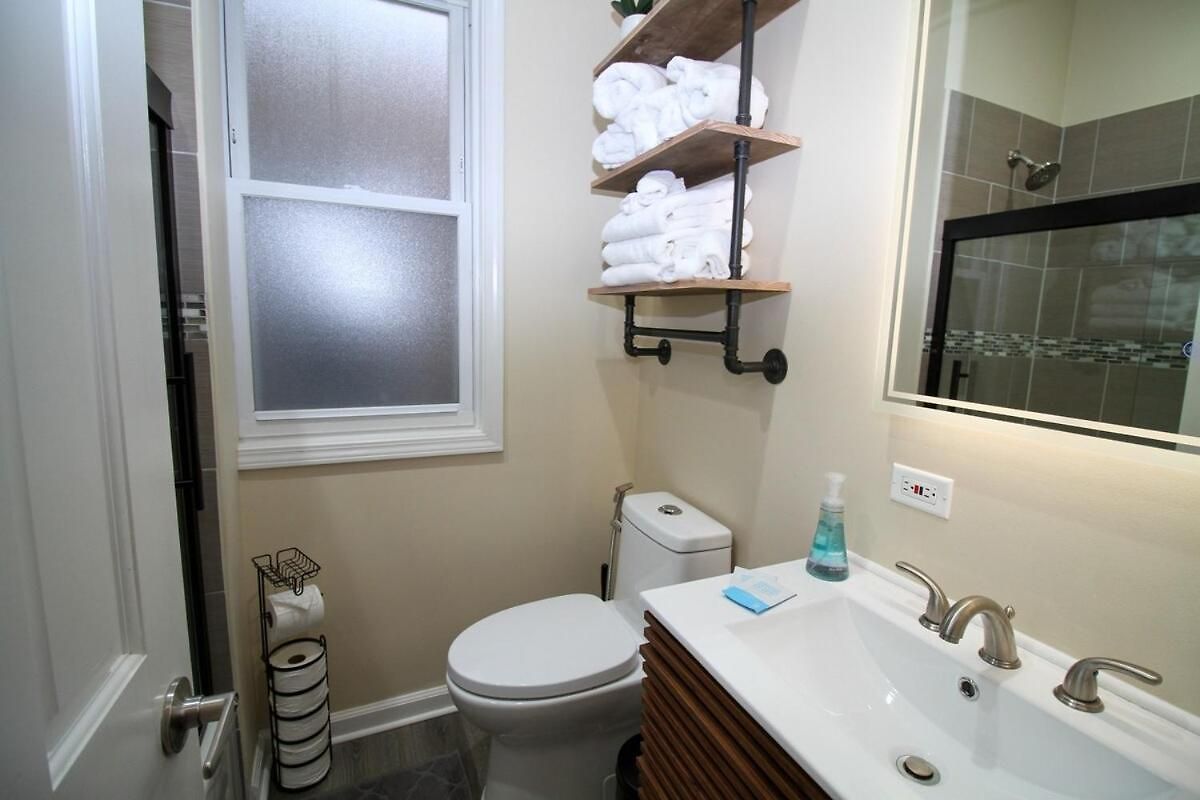 Queen Beds, Long Stay, Garage Parking, Near Train