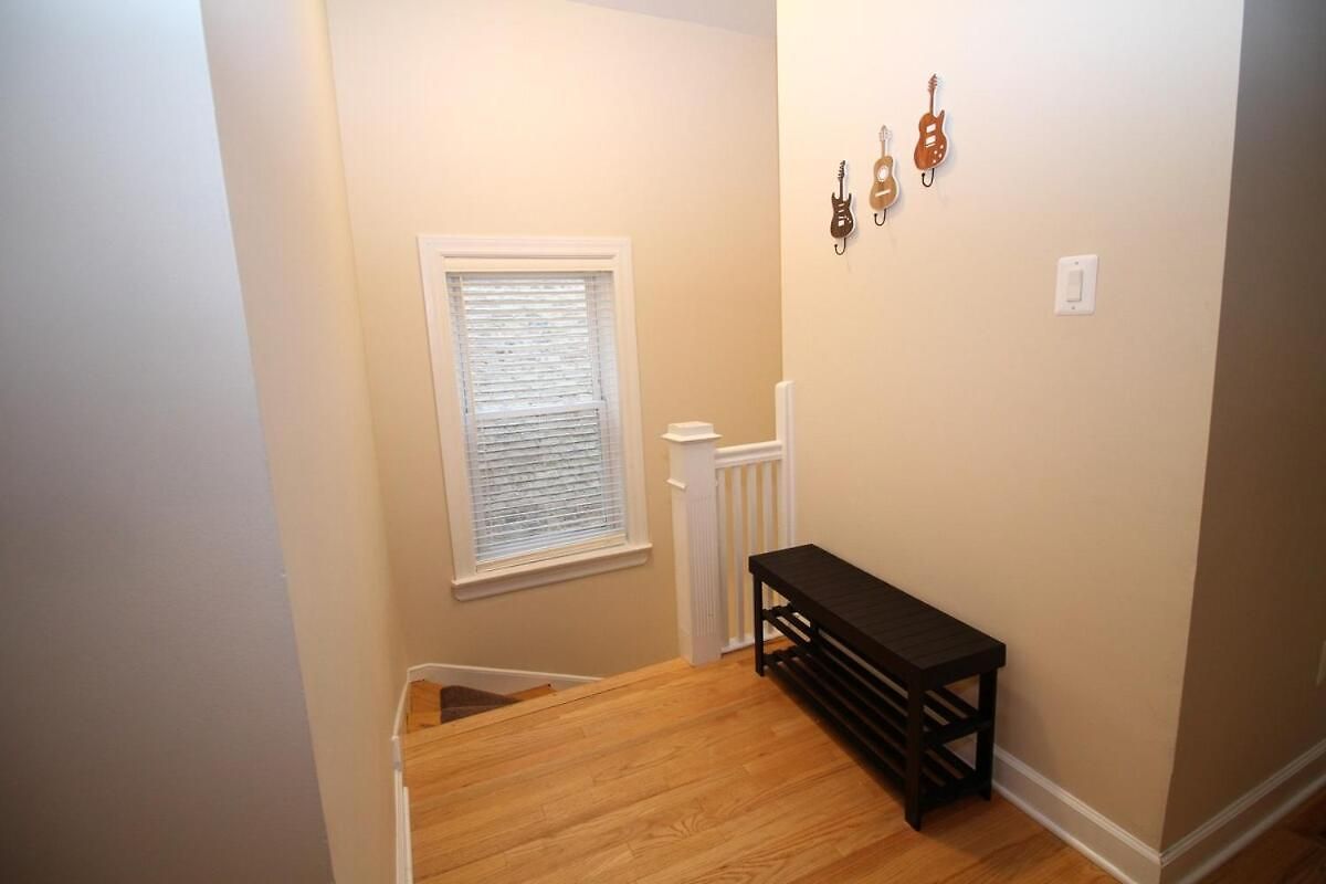 Queen Beds, Long Stay, Garage Parking, Near Train Apartment *
