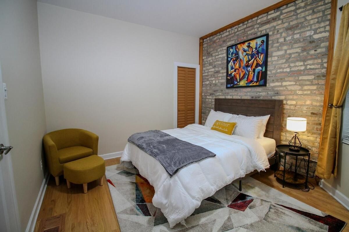 Apartment Queen Beds, Long Stay, Garage Parking, Near Train Chicago