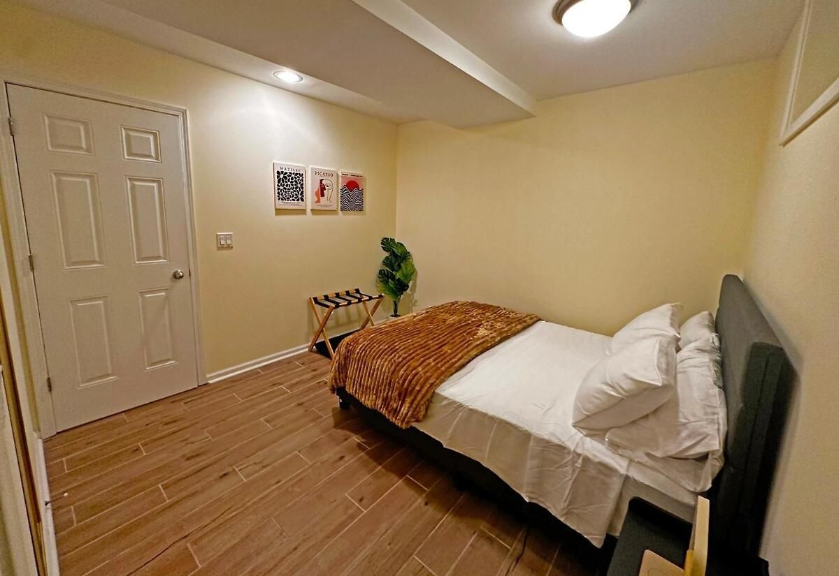 Spacious And Modern 3bd 2ba Home- Garage Parking! Apartment Chicago